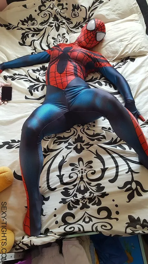 Cosplay Model Flashes Her Booty in the Bedroom – photo 5 of 15