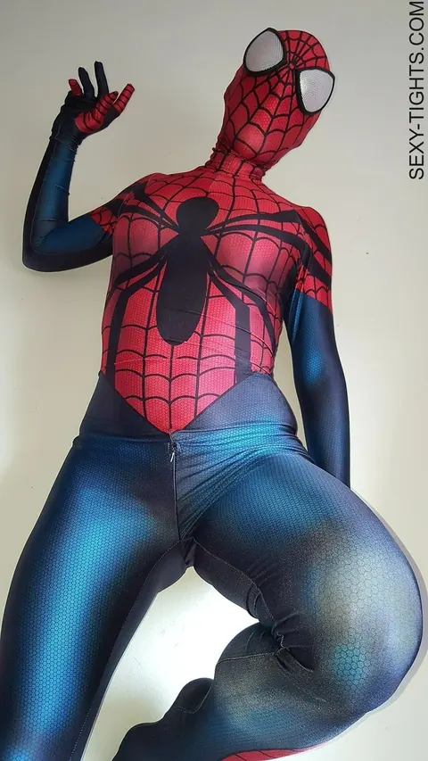 Cosplay Model Flashes Her Booty in the Bedroom – photo 14 of 15