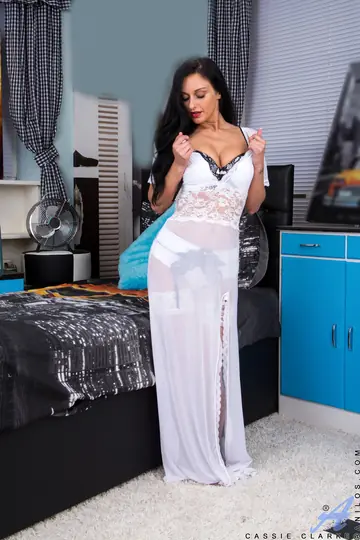 Cassie Clarke – British MILF in Stockings Peels Them Off and Spreads Wide