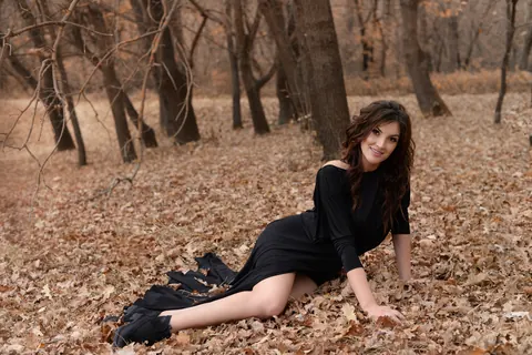Brunette Amateur Lifts Her Black Dress to Flash Outdoors – photo 6 of 15