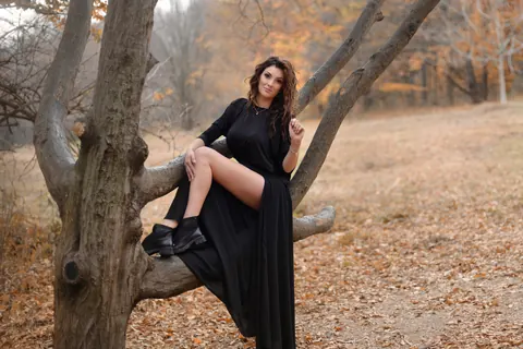 Brunette Amateur Lifts Her Black Dress to Flash Outdoors – photo 14 of 15