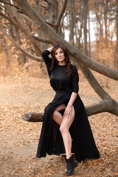 Brunette Amateur Lifts Her Black Dress to Flash Outdoors – photo 11 of 15