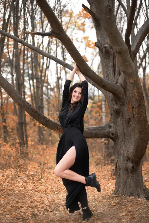 Brunette Amateur Lifts Her Black Dress to Flash Outdoors – photo 15 of 15