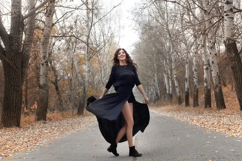 Brunette Amateur Lifts Her Black Dress to Flash Outdoors – photo 3 of 15
