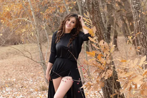 Brunette Amateur Lifts Her Black Dress to Flash Outdoors – photo 8 of 15