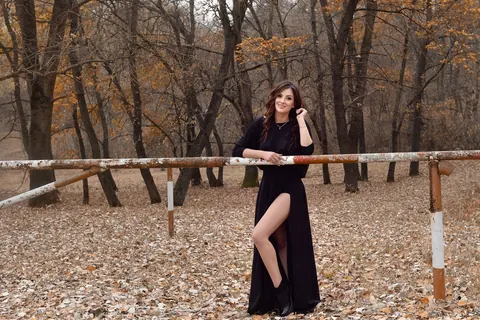 Brunette Amateur Lifts Her Black Dress to Flash Outdoors – photo 5 of 15