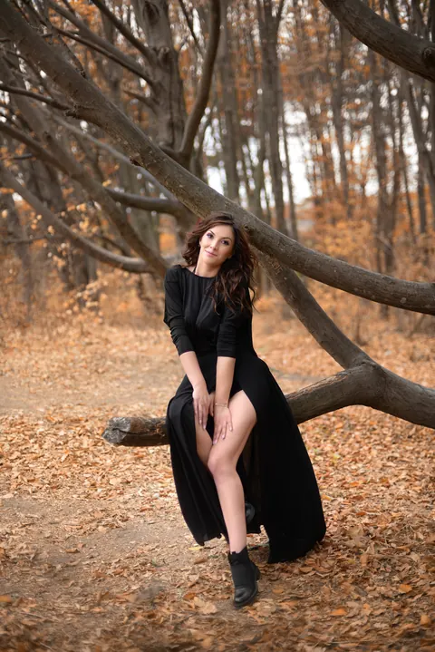 Brunette Amateur Lifts Her Black Dress to Flash Outdoors – photo 13 of 15