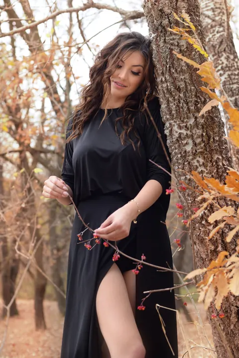 Brunette Amateur Lifts Her Black Dress to Flash Outdoors – photo 7 of 15