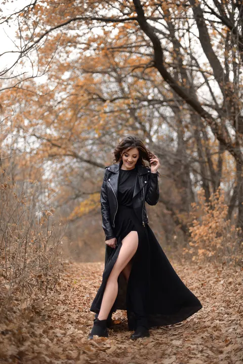 Brunette Amateur Lifts Her Black Dress to Flash Outdoors – photo 10 of 15