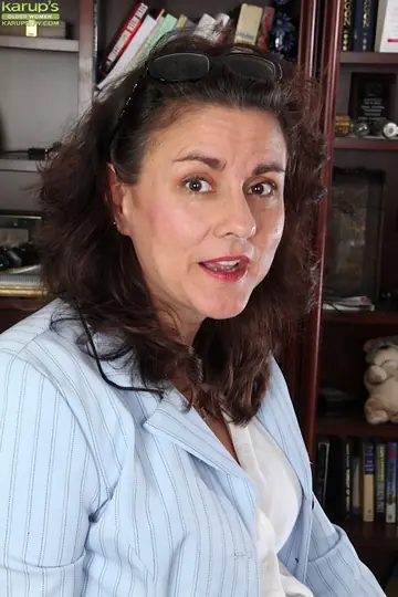 Gianna Jones – Mature Brunette in Glasses Spreads Her Hairy Pussy Wide