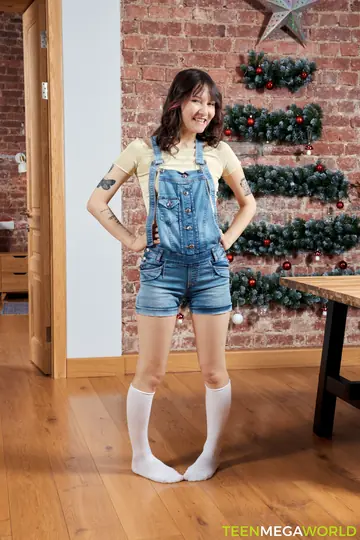 Rihanna Black – Tattooed Brunette Enjoys a Christmas Threesome