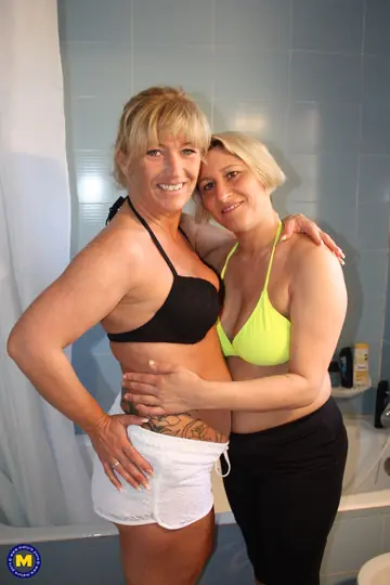 Teresa Lynn – Mature German Blonde Has Lesbian Sex in the Bathroom