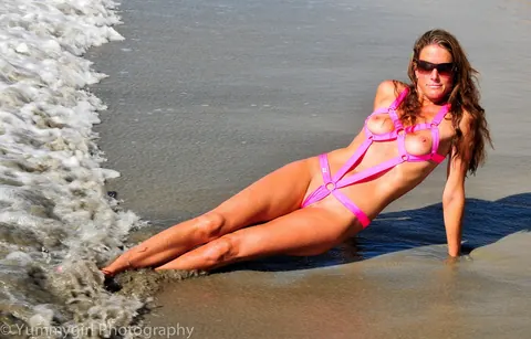 Sofie Marie: Tall Thick MILF Shows Her Ass in a Bikini on the Beach – photo 8 of 21