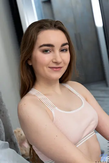 Daisy Darling – Slim Brunette Toys Her Trimmed Pussy After Pulling Panties Aside
