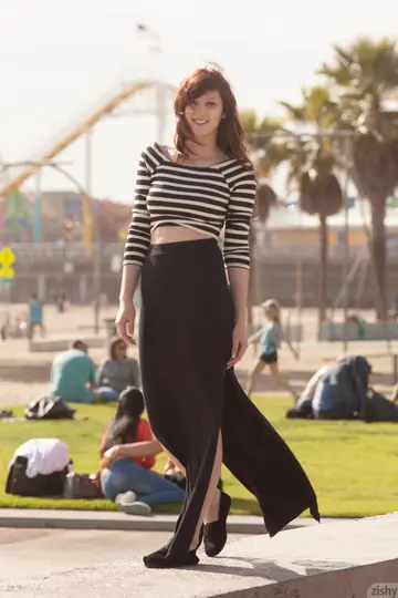 Ellena Woods – PAWG Flashes Her Tits in a Skirt Outdoors