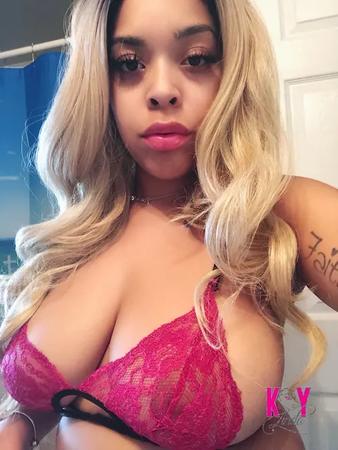 Soykay Linda: Thick Latina Flaunts Her Big Tits and Ass – photo 3 of 20
