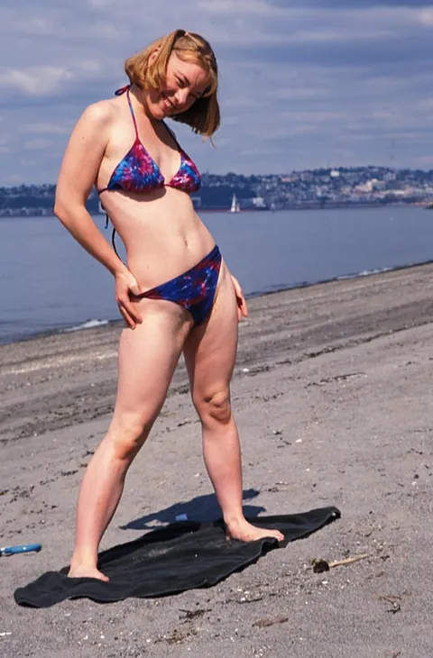 Short-Haired Babe Sucks and Rides on the Beach – photo 2 of 19