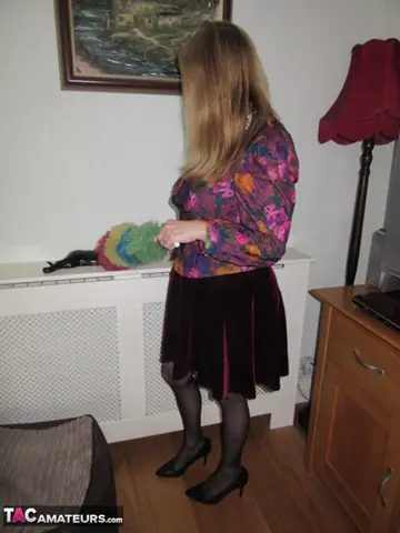 British BBW Strips Out of Her Skirt and Stockings