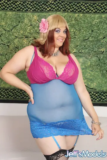 Buxom Bella – Busty BBW Strips Out of Her Stockings and Spreads Wide
