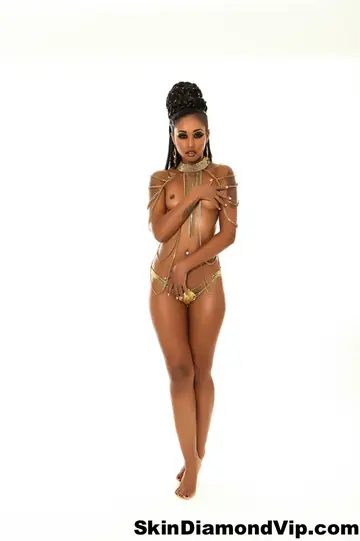Skin Diamond – Ebony MILF Strips Out of Her Bikini and Flaunts Her Body
