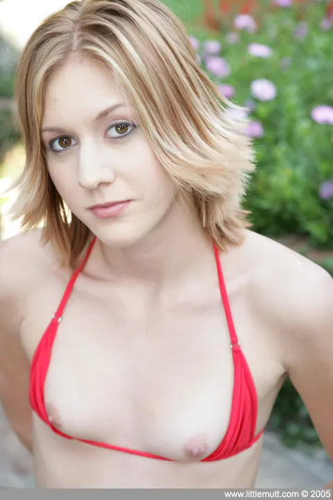 Alex Venice: Slim Babe in a Bikini Spreads Outdoors – photo 6 of 16