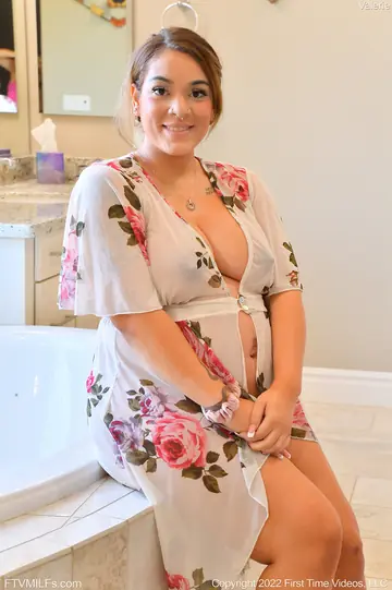 Violet Smith – Pregnant Ebony MILF Masturbates with Toys in the Bathroom