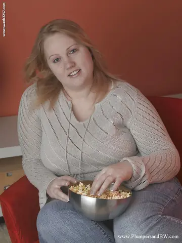 Anne North – BBW Blonde with Big Tits Strips Out of Her Jeans and Fingers Herself