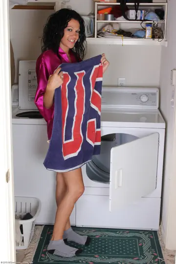 Tall Brunette MILF Spreads Her Meaty Pussy in Socks