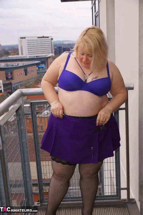 Lexie Cummings: Thick British MILF Spreads Her Ass on the Balcony – photo 8 of 20