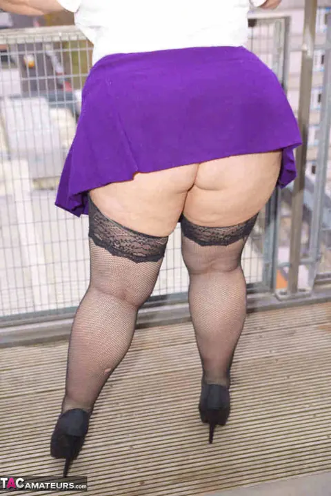 Lexie Cummings: Thick British MILF Spreads Her Ass on the Balcony – photo 4 of 20