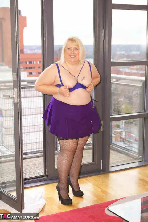Lexie Cummings: Thick British MILF Spreads Her Ass on the Balcony – photo 16 of 20