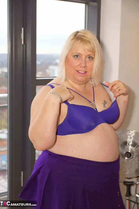 Lexie Cummings: Thick British MILF Spreads Her Ass on the Balcony – photo 17 of 20