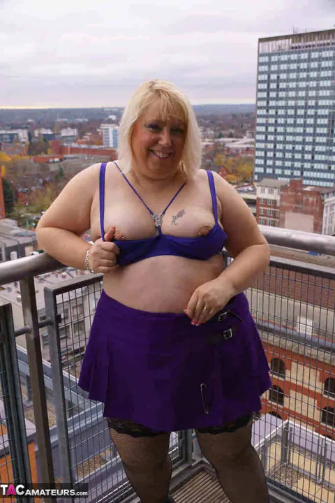 Lexie Cummings: Thick British MILF Spreads Her Ass on the Balcony – photo 11 of 20