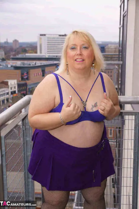Lexie Cummings: Thick British MILF Spreads Her Ass on the Balcony – photo 9 of 20