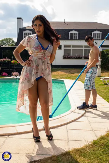 Sahara Knite – British MILF in a Bikini Sucks Cock and Takes a Facial by the Pool