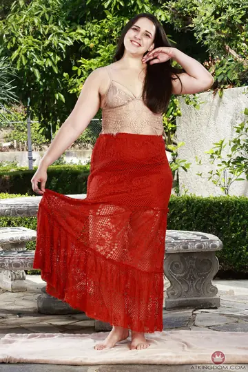 Dria Submits – Tall Curvy Brunette Strips and Spreads Her Hairy Pussy Outdoors