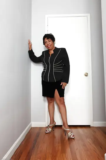 Busty Mature Ebony Woman Lifts Her Skirt and Spreads