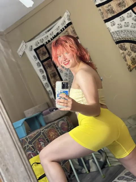 Redhead BBW Teases Her Curves in Shorts for a Selfie – photo 1 of 18