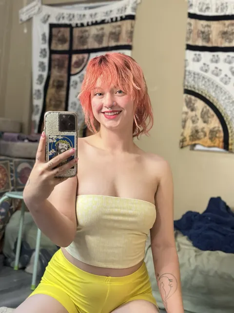 Redhead BBW Teases Her Curves in Shorts for a Selfie – photo 12 of 18