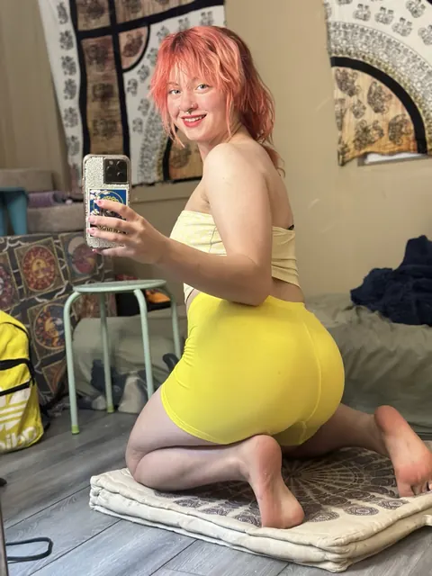 Redhead BBW Teases Her Curves in Shorts for a Selfie – photo 4 of 18
