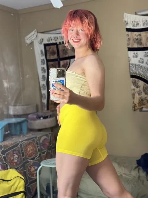 Redhead BBW Teases Her Curves in Shorts for a Selfie – photo 2 of 18