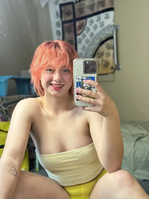 Redhead BBW Teases Her Curves in Shorts for a Selfie – photo 14 of 18