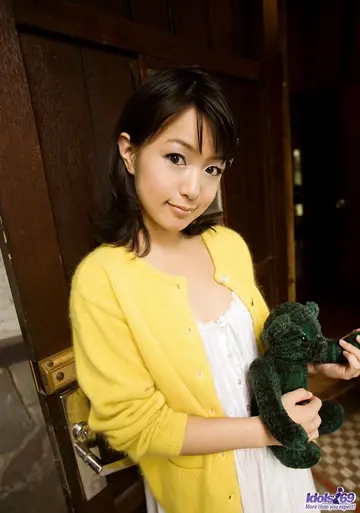 Nana Nanami – Asian MILF Pulls Down Her Panties and Spreads Her Hairy Bush