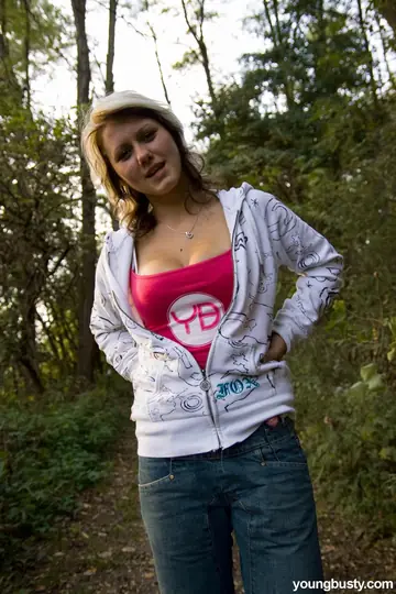 Amy E – Busty Blonde Gives a Blowjob and Titjob Outdoors in Jeans
