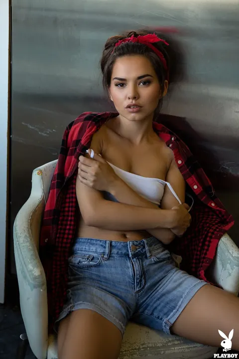 Dominique Gabrielle: Slim Short-Haired Babe Strips Outdoors in Shorts – photo 13 of 21