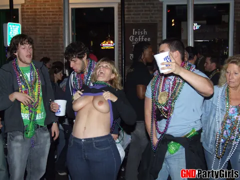 Busty MILF Flashes Her Pierced Tits in Jeans Outdoors – photo 1 of 12