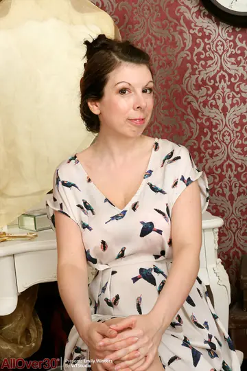 Emily Winters – Petite British MILF Peels Off Her Pantyhose and Spreads Her Pussy