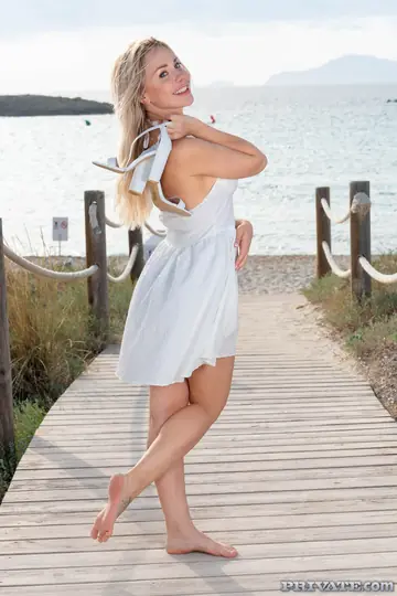 Angie Lynx – Thick Blonde in Heels Gets Fucked Outdoors