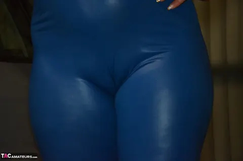 Sweet Susi: Thick Blonde MILF in Latex Strips and Spreads Her Cheeks – photo 4 of 20