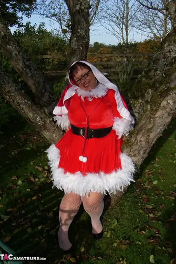Curvy Mature Women in Glasses Have Lesbian Sex Outdoors at Christmas